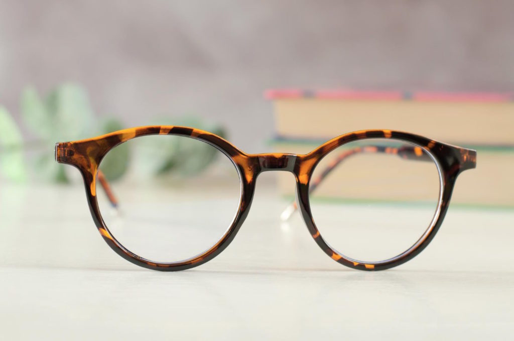 Oprawki do okularów korekcyjnych to nie tylko narzędzie, które pomaga nam poprawić zdolność widzenia, ale również element, który może dopełnić nasz styl i wyrazić naszą osobowość